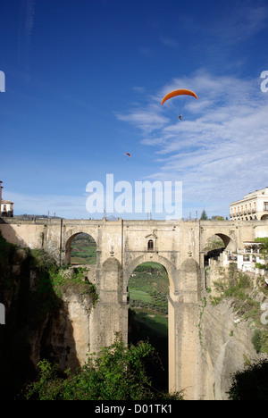 Angetriebene Fallschirme / Gleitschirme fliegen über die Brücke Puente Nuevo in Ronda, Andalusien, Spanien Stockfoto