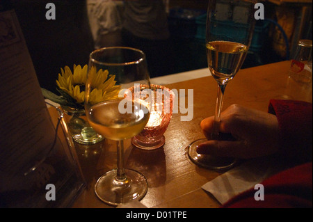 Ein Glas Eiswein Süßwein mit Kerzen, Radebeul Herbst Und Weinfest, Herbst Weinfest, Radebeul, Sachsen Sachsen Deutschland Stockfoto