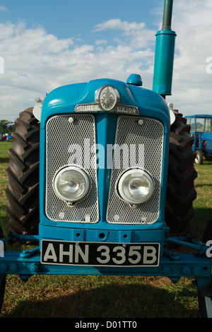 Vorderansicht des traditionellen alten Traktor Fordson Dexta Major