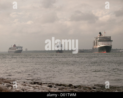 Cunard Kreuzfahrtschiffe Queen Mary 2 (links) Queen Victoria (Mitte) und Königin Elizabeth verlassen Southampton England UK Stockfoto