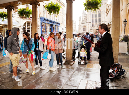 Ein Straßenmusikant als Straßenmusikant mit seiner Gitarre in der Innenstadt, Bad Somerset UK Stockfoto
