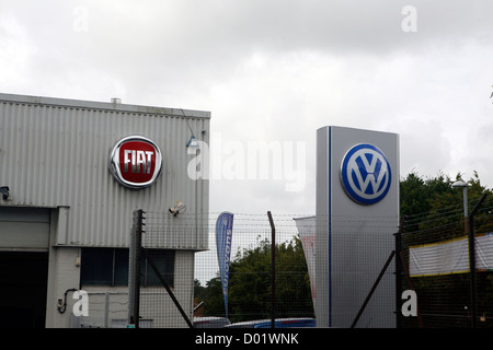 Ein Autohaus, Fiat und VW Autos zu verkaufen. Stockfoto