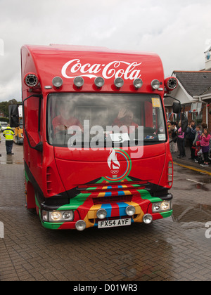 Olympischer Fackellauf Lymington Hampshire England UK - sponsor Coca Cola Fahrzeug kurz vor dem Befahren der Wightlink Autofähre Stockfoto