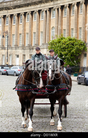 Royal Crescent Bath UK; traditionelle Pferdekutsche in den Royal Crescent georgian Houses, Bath Somerset UK Stockfoto