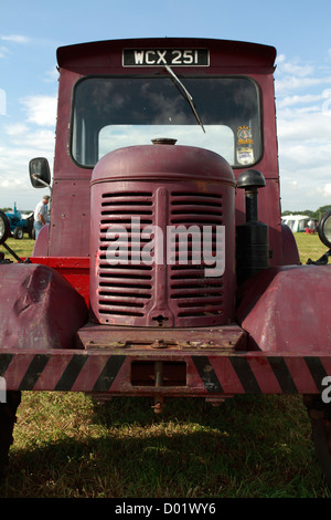 Vorderansicht des traditionellen alten Traktor Stockfoto