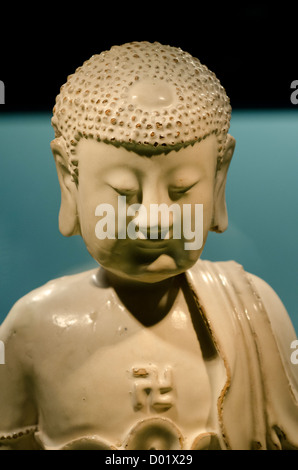 China, Shanghai, Shanghai Museum. Alte China und Porzellan-Sammlung. Buddha-Statue, Zhangzhou Ware. Stockfoto
