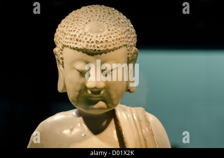 China, Shanghai, Shanghai Museum. Alte China und Porzellan-Sammlung. Buddha-Statue, Zhangzhou Ware. Stockfoto