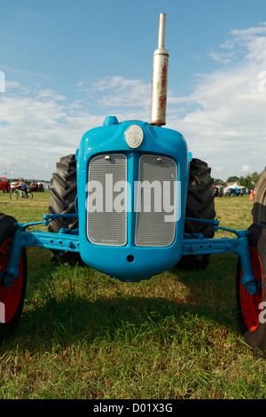 Vorderansicht des traditionellen alten Traktor Fordson Stockfoto