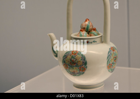China, Shanghai, Shanghai Museum. Alte China und Porzellan-Sammlung. Ewer (Teekanne) mit Griff, Jingdezhen Ware. Stockfoto