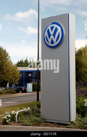 Großem Volkswagen Logo auf dem Display außerhalb eines VW-Autohauses in Großbritannien. Stockfoto