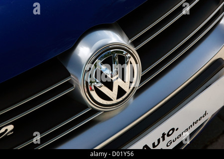 Ein Silber Volkswagen Emblem wie gesehen auf der Motorhaube eines VW. Stockfoto