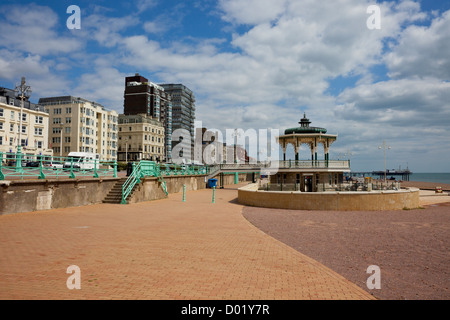 Blick nach Osten in Richtung Brighton von der Promenade in Hove, East Sussex, England, UK Stockfoto