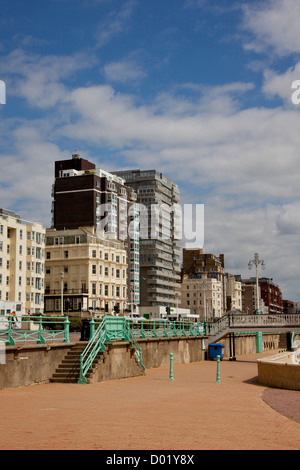 Blick nach Osten in Richtung Brighton von der Promenade in Hove, East Sussex, England, UK Stockfoto