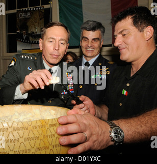 US Armee-General David Petraeus Proben ein Stück Parmigiano-Reggiano-Käse während internationaler Abend 16. Dezember 2008 an MacDill AFB, FL. Petraeus trat als Direktor der CIA am 9. November 2012 nach Abgabe einer Erklärung sagen, dass er in einer außerehelichen Affäre engagiert hatte. Stockfoto