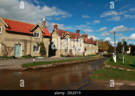 Fluss-Ford im Hovingham Village in Ryedale, North Yorkshire Stockfoto