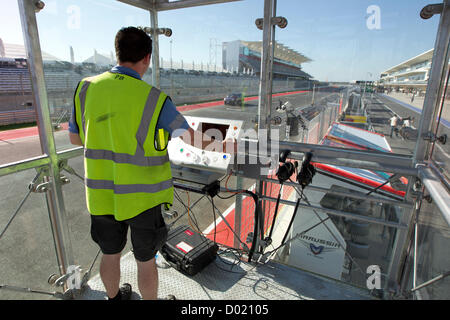 Paul Burns von Irland (im Stand) arbeitet an der Ziellinie Elektronik in der Vorbereitung für die Formel Eins uns Grand Prix in der Nähe von Austin Stockfoto