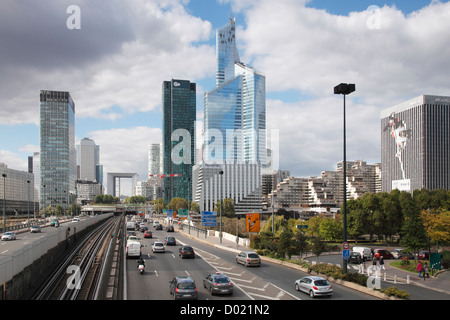 AV. Charles de Gaulle und Skyline von La Défense in Paris mit der ersten Tour, La Grande Arche und Sitz der Allianz und RTE Stockfoto