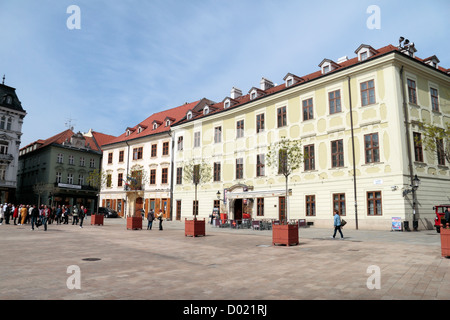 Gesamtansicht der Hlavne Namestie (Hauptplatz) in Bratislava, Slowakei. Stockfoto