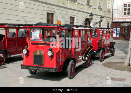 Eine der mehreren hellen roten Touristenzüge (Stadtrundfahrt oder "City Tour") in Bratislava, Slowakei. Stockfoto