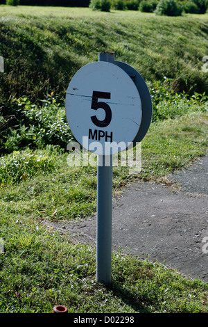 Ein kleiner 5 km/h Höchstgeschwindigkeit Zeichen in einem Industriegebiet im Vereinigten Königreich. Stockfoto