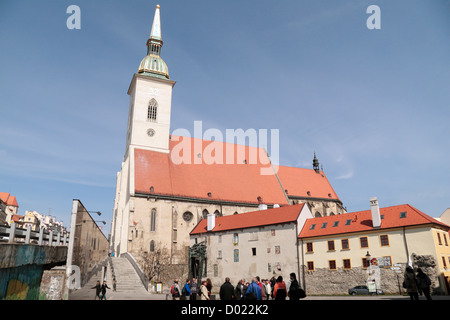 St.-Martins Kathedrale betrachtet von Rybné auch Square, Bratislava, Slowakei. Stockfoto