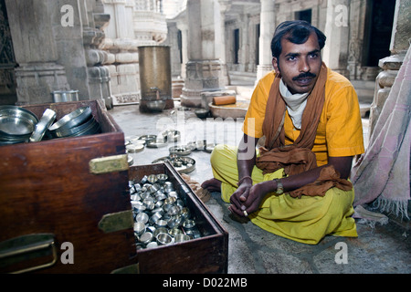 Priester in Safran Roben Jain Tempel Ranakpur Rajasthan Indien Stockfoto