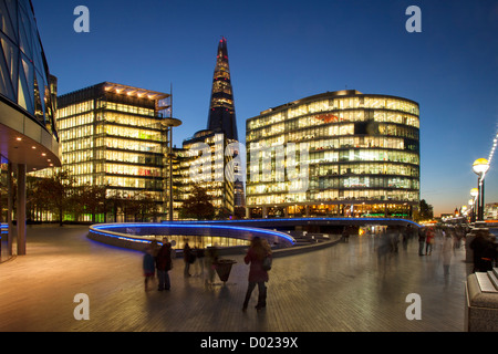 Dämmerung über die Scherbe, City Hall und die weitere Entwicklung der London South Bank, London England, Großbritannien Stockfoto