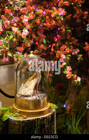 Weihnachts-Fenster Anzeige - Cinderella (Louboutin) Schuh bei Harrods Kaufhaus im Zentrum von London, England Stockfoto