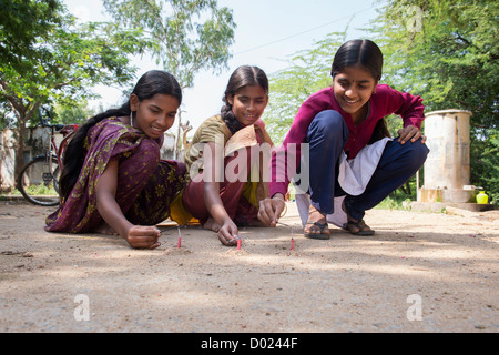 Indische Mädchen im Teenageralter Beleuchtung Feuerwerkskörper an Diwali-fest. Andhra Pradesh, Indien Stockfoto