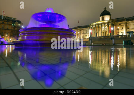 London, UK. 14. November 2012. Brunnen am Trafalgar Square mit Blaulicht vor Weihnachten beleuchtet. Stockfoto