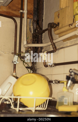 Alte Küche Rohre in der Nähe von Waschbecken Stockfoto