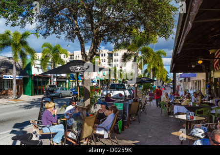 Bürgersteig-Restaurant am See-Allee in der historischen Innenstadt von Lake Worth, Palm Beach County, Treasure Coast, Florida, USA Stockfoto