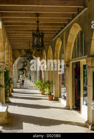 Arcade auf Worth Avenue in der Innenstadt von Palm Beach, Palm Beach County, Treasure Coast, Florida, USA Stockfoto