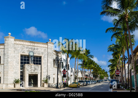 Geschäfte auf der Worth Avenue in der Innenstadt von Palm Beach mit Tiffany & Co nach links, Palm Beach County, Treasure Coast, Florida, USA Stockfoto