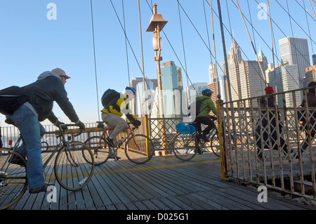 Pendler trotzen die kalten Dezember auf der Brooklyn Bridge während eines Streiks transit Stockfoto