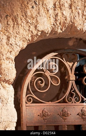 Schmiedeeisen Tor Adobe-Wand Stockfoto