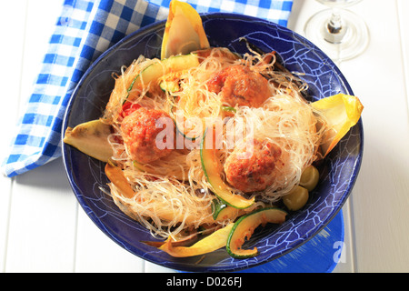 Gericht von Frikadellen mit Zellophan Nudeln und Gemüse Stockfoto
