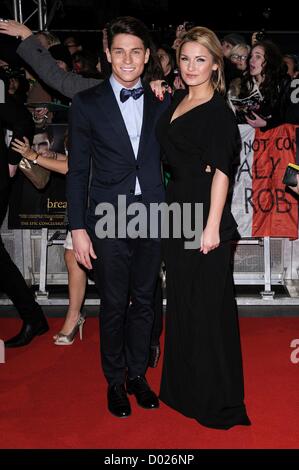 GEISSENS Schauspieler Joey Essex und Sam Faiers besucht die UK-Premiere von The Twilight Saga Breaking Dawn Part 2 am 14.11.2012 in The Empire Leicester Square, London. Personen im Bild: Joey Essex und Sam Faiers. Bild von Julie Edwards Stockfoto