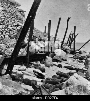 Außenansicht, Fort Sumter, 1865 Foto zeigt Ruinen der Artillerie zwischen den Felsen auf der Außenseite von Fort Sumter. Stockfoto