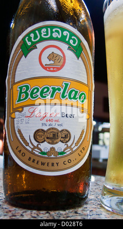 Beer Lao Flasche und Glas Luang Prabang PDR Stockfoto