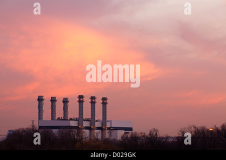 Industriebau bei Sonnenuntergang Stockfoto