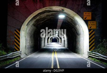 Highway 101 Tunnel durch einen Berg Stockfoto