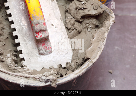 Mörtel auf Wand gekerbten Kelle Arbeit Konstruktionswerkzeuge Stockfoto