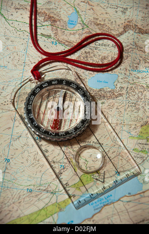 Kompass auf einer Artillerie-Übersicht OS-Diagramm für die Navigation für Wanderer Stockfoto