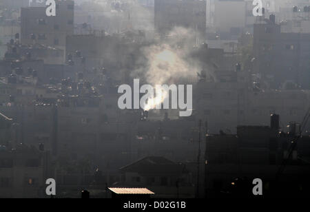 15. November 2012 - Gaza-Stadt, Gaza-Streifen - Raketen ins Leben gerufen von palästinensischen Kämpfern gegenüber Israel machen ihren Weg aus dem Gaza-Stadt, Donnerstag. Eine Rakete traf ein Gebäude in der Stadt von Kiryat Malachi in Südrussland Israels drei Menschen getötet. (Kredit-Bild: © Momen Faiz/APA-Images/ZUMAPRESS.com) Stockfoto