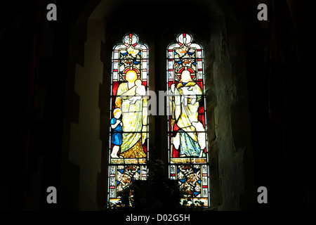 Glasfenster von innerhalb einer Kirche betrachtet. Stockfoto