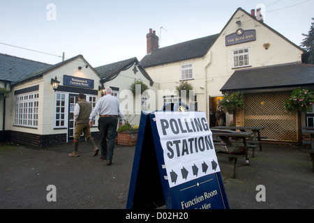 Die Rose Inn, Baxterley, North Warwickshire, als ein Wahllokal in der Polizei-Beauftragter Wahlen verwendet wird. Stockfoto