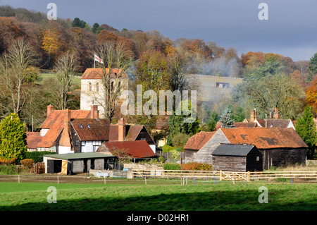 + Dollar - Chiltern Hills - Fingest von der Chiltern Weg Weg gesehen.  Isolierte Weiler tief in den Hügeln - Herbst Licht und Farben Stockfoto