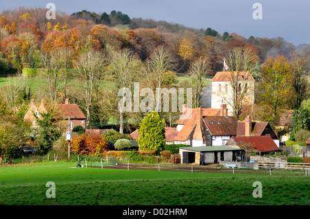 Bucks - Chiltern Hills - Fingest gesehen von Chiltern Weg Weg - isoliert Weiler tief in den Bergen - Herbst Licht und Farben Stockfoto