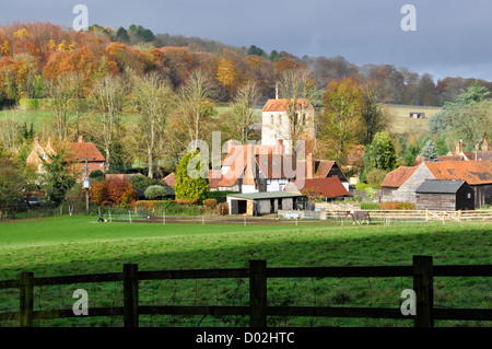 Dollar - Chiltern Hills - Fingest von Chiltern Weg Weg - über Felder, Bauernhöfe und Hütten rund um die Kirche Stockfoto